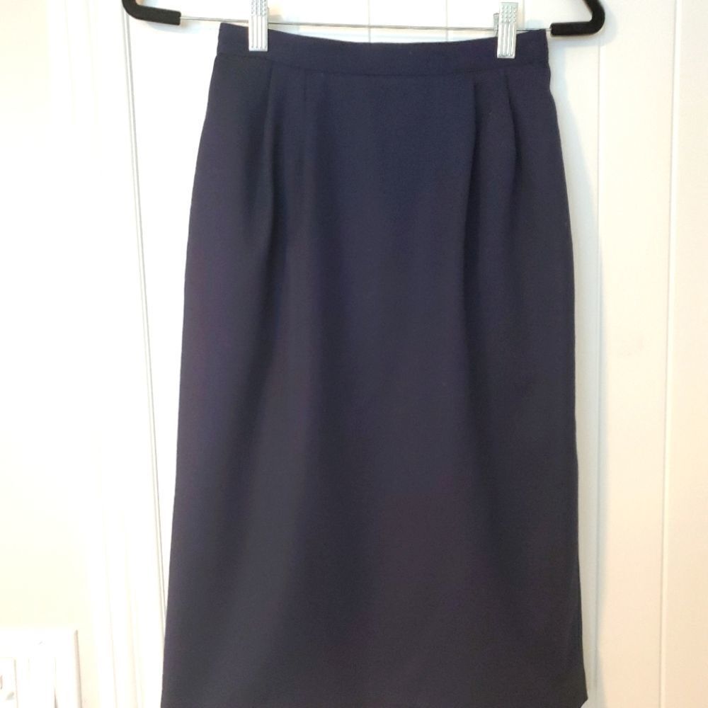 Size 4 Sassco line skirt. Navy Blue